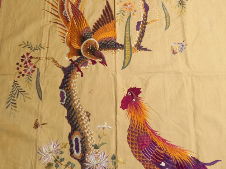 Important panneau en lin brodé en polychromie d’un coq et d’un phénix.