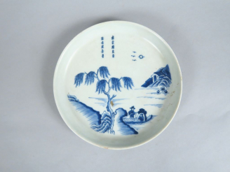 Vente aux enchères Coupe en porcelaine bleu et blanc, à décor de deux personnages se trou