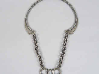 Vente aux enchères Collier Hmong en argent.  Poids. 297 gr