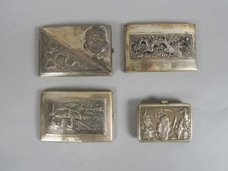 Vente aux enchères Quatre porte-cigarettes en argent bas-titre et cuivre, à décor de drag
