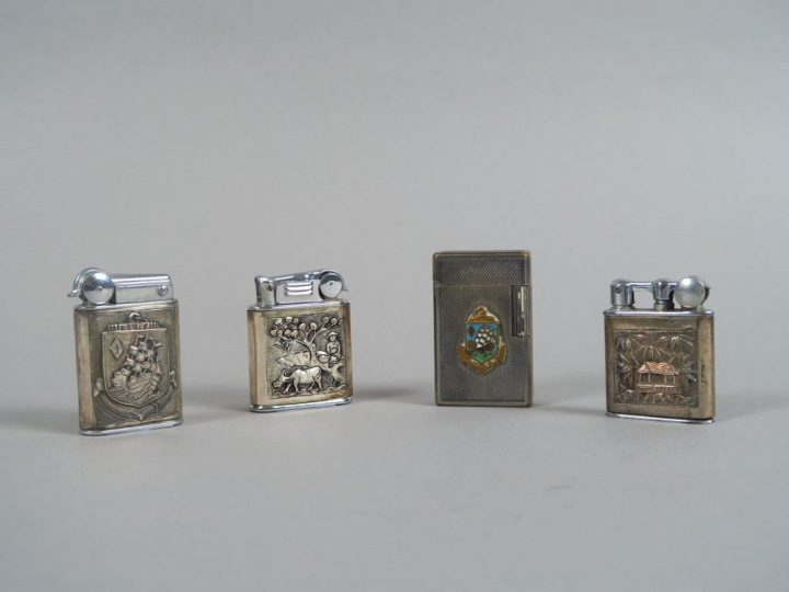 Ensemble quatre briquets en argent bas-titre dont deux Dupont, à décor
