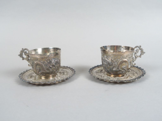 Vente aux enchères Paire de tasses et sous-tasses en argent bas-titre, à décor finement c