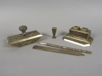Vente aux enchères Nécessaire de bureau comprenant un buvard, un encrier, un porte-plume,
