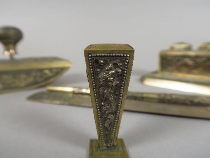 Nécessaire de bureau comprenant un buvard, un encrier, un porte-plume,