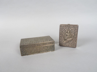 Vente aux enchères Lot comprenant :  - un coffret en argent repoussé, décor de fleurs de 