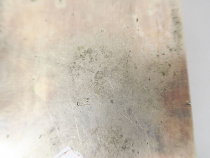 Lot comprenant :  - un coffret en argent repoussé, décor de fleurs de 