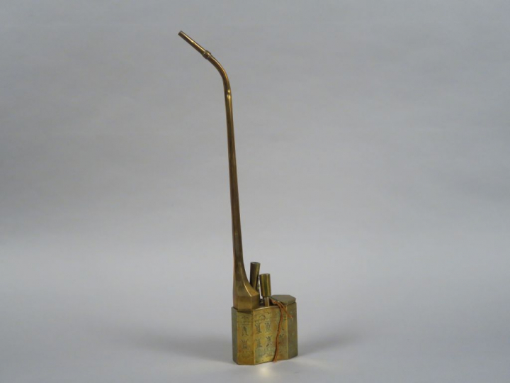 Pipe à eau en cuivre, à décor de caractères de longévité. Indochine, v