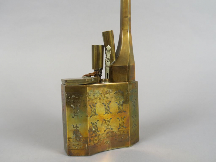 Pipe à eau en cuivre, à décor de caractères de longévité. Indochine, v