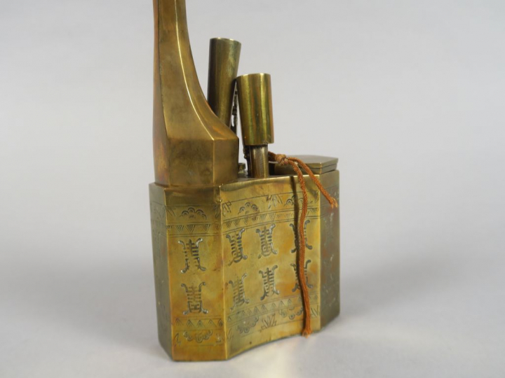 Pipe à eau en cuivre, à décor de caractères de longévité. Indochine, v