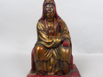 Vente aux enchères Sujet en bois laqué or et rouge représentant Guanyin assise tenant le 