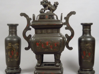 Vente aux enchères Garniture en bronze niellé d'argent et d'émaux polychromes comprenant 