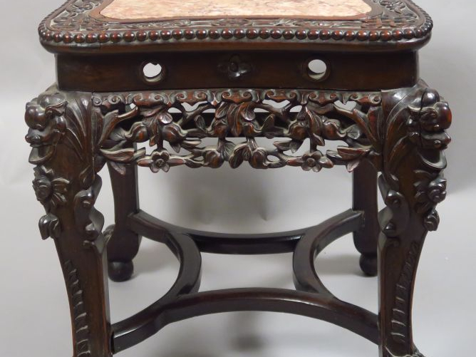 Sellette quadrangulaire en bois de rose, à décor de têtes de dragon et