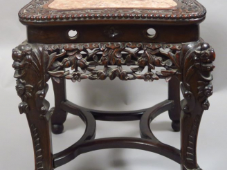 Vente aux enchères Sellette quadrangulaire en bois de rose, à décor de têtes de dragon et