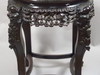 Vente aux enchères Guéridon en bois de rose à bord polylobé, reposant sur des pieds griff