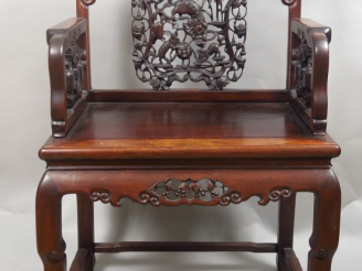 Vente aux enchères Fauteuil en bois de rose à dossier ajouré, décoré de lions bouddhiques