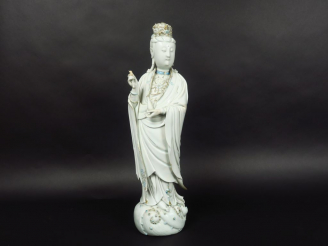 Vente aux enchères Grand sujet en porcelaine blanc-de-Chine et rehauts de polychromie rep