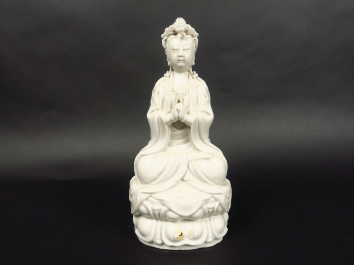 Sujet en porcelaine blanc-de-Chine représentant la déesse Guanyin assi