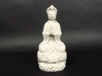 Vente aux enchères Sujet en porcelaine blanc-de-Chine représentant la déesse Guanyin assi