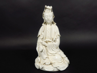 Vente aux enchères Sujet en porcelaine blanc-de-Chine représentant la déesse Guanyin assi