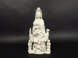 Vente aux enchères Sujet en porcelaine blanc-de-Chine représentant la déesse Guanyin assi