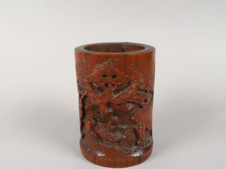 Vente aux enchères Porte-pinceaux, à décor sculpté de philosophes.  Chine, vers 1920. H. 