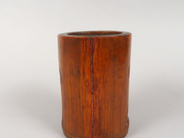 Porte-pinceaux, à décor sculpté de philosophes.  Chine, vers 1920. H. 