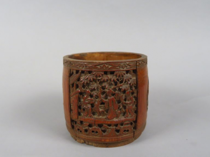Pot à tabac en bambou, à décor sculpté de peronnages et d'animaux en m