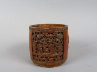 Vente aux enchères Pot à tabac en bambou, à décor sculpté de peronnages et d'animaux en m