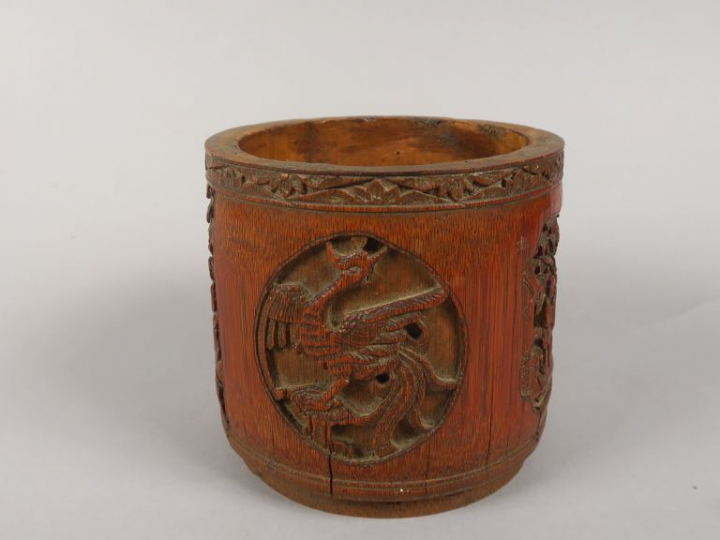 Pot à tabac en bambou, à décor sculpté de peronnages et d'animaux en m