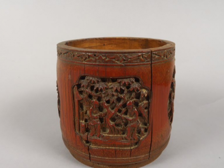 Pot à tabac en bambou, à décor sculpté de peronnages et d'animaux en m