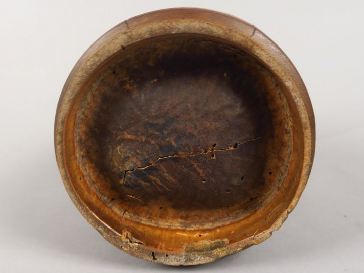 Pot à tabac en bambou, à décor sculpté de peronnages et d'animaux en m