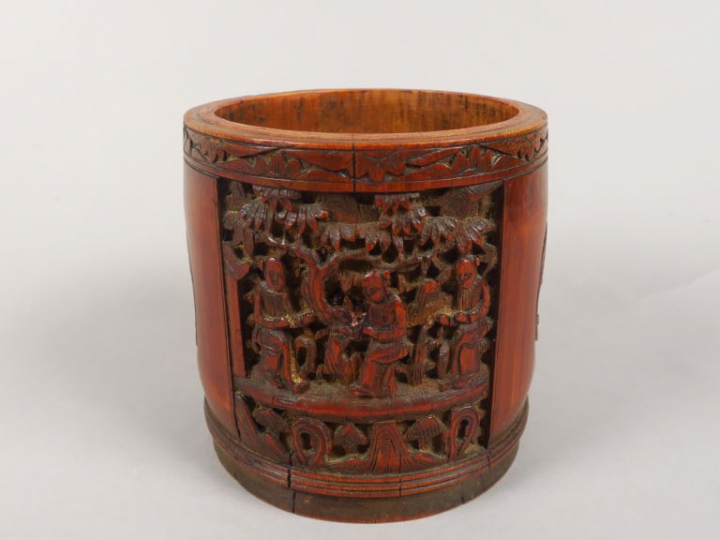 Pot à tabac en bambou, à décor sculpté de personnages et d'animaux en 
