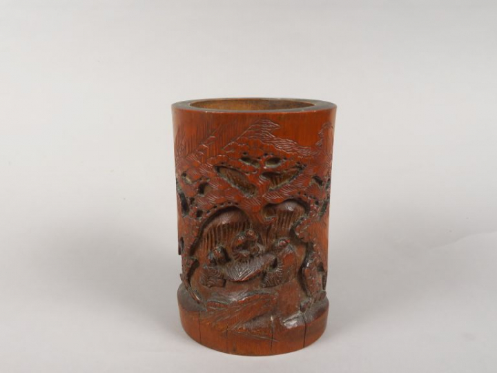 Porte-pinceaux en bambou, à décor sculpté de lettrés.  Chine, vers 192