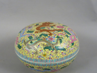 Vente aux enchères Boite couverte en porcelaine et émaux de la famille rose, décor sur fo