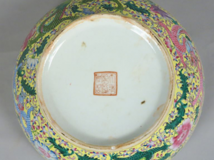 Boite couverte en porcelaine et émaux de la famille rose, décor sur fo