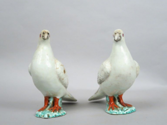 Vente aux enchères Couple de colombes en céramique émaillée blanc et corail. Chine, XIXèm