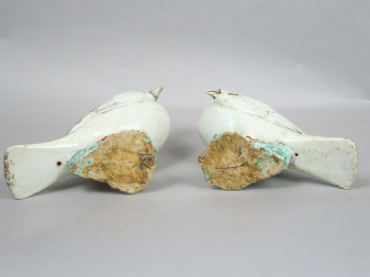 Couple de colombes en céramique émaillée blanc et corail. Chine, XIXèm