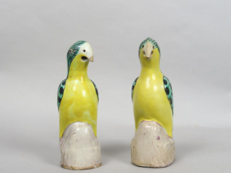 Vente aux enchères Couple de perruches en céramique et émaux de style famille verte. Chin