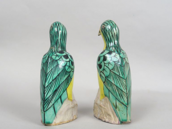 Couple de perruches en céramique et émaux de style famille verte. Chin