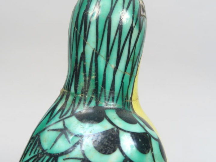 Couple de perruches en céramique et émaux de style famille verte. Chin