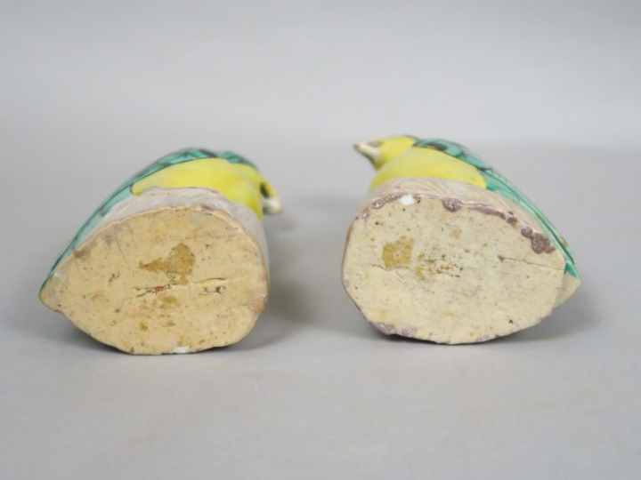 Couple de perruches en céramique et émaux de style famille verte. Chin