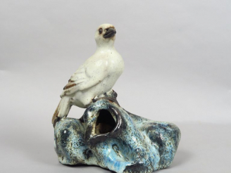 Vente aux enchères Sujet en céramique et émail bleu lavande représentant une colombe sur 