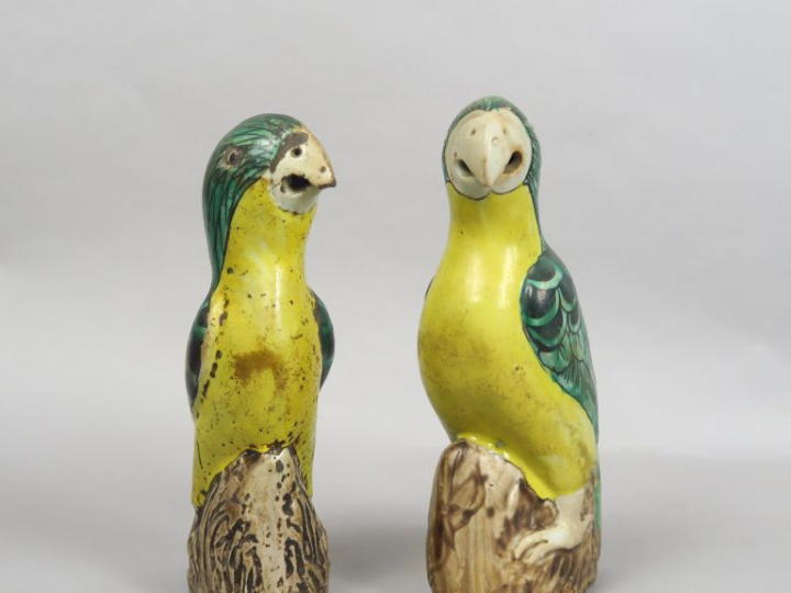 Couple de perruches en céramique et émaux de style famille verte. Chin