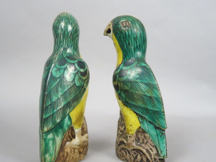 Couple de perruches en céramique et émaux de style famille verte. Chin