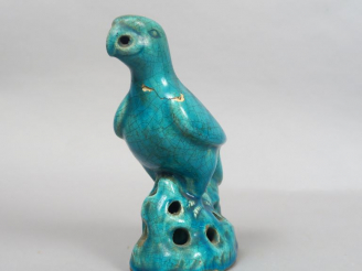 Vente aux enchères Perroquet en céramique émaillée turquoise. Chine, XIXème siècle (Accid