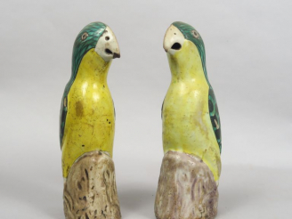 Vente aux enchères Couple de perruches en céramique et émaux de style famille verte. Chin