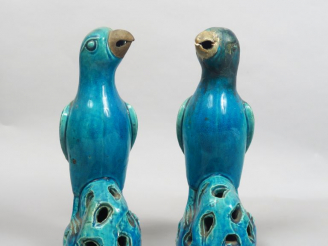 Vente aux enchères Couple de perruches en céramique émaillée turquoise. Chine, XIXème siè