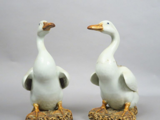 Vente aux enchères Couple d’oies en porcelaine blanche, représentées sur un rocher. Chine