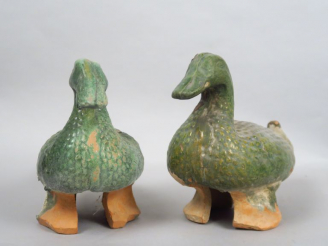 Vente aux enchères Couple de canards en terre cuite émaillée vert. Chine, Canton, fin XIX