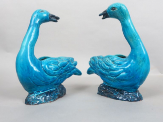 Vente aux enchères Couple de cygnes formant jardinières en céramique émaillé turquoise. C